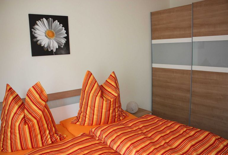 Schlafzimmer mit Doppelbett