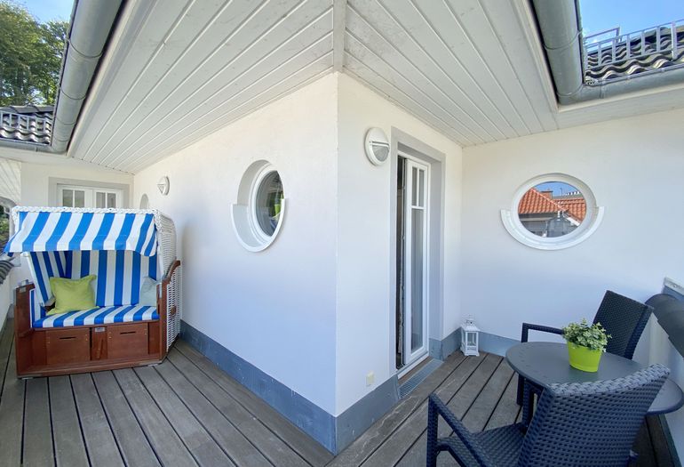 zweite bestuhlte Dachterrasse mit Strandkorb