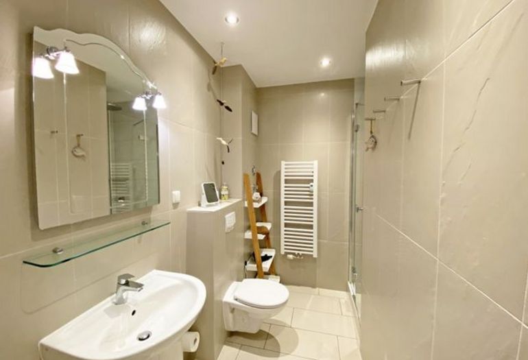 Badezimmer mit Waschbecken und WC Badezimmer mit Waschbecken und WC