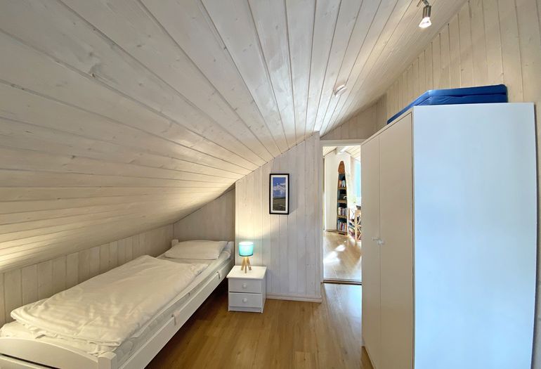 3. Schlafzimmer mit Kleiderschrank
