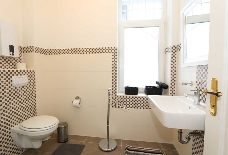 Badezimmer mit Waschbecken Badezimmer mit Waschbecken