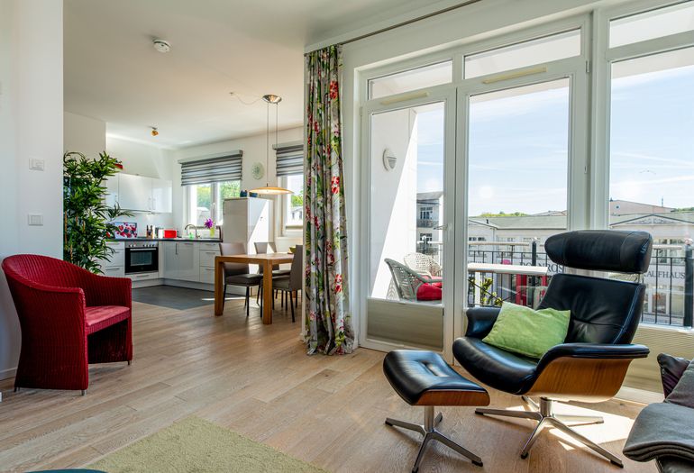 Wohnbereich mit Zugang zum bestuhlten Balkon