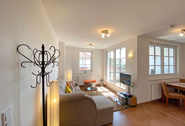 Wohnzimmer mit Couch und TV