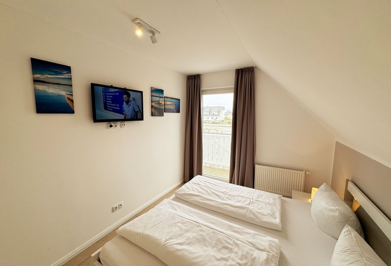 Ferienhaus Ilsebill - 1. Schlafzimmer mit Zugang zum Balkon