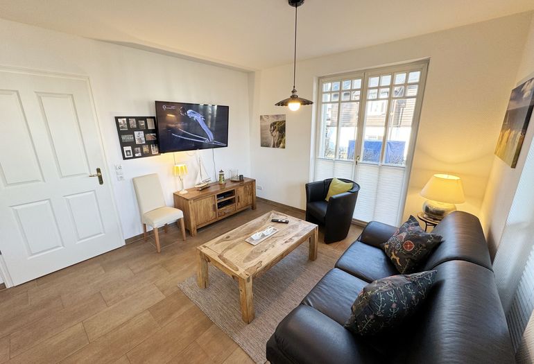 heller Wohnbereich mit Smart-TV heller Wohnbereich mit Smart-TV