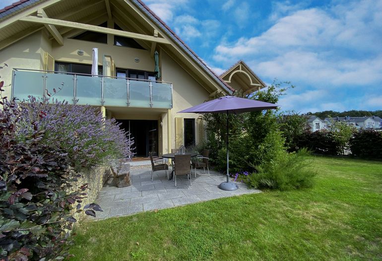 bestuhlte Terrasse mit Blick ins Grüne