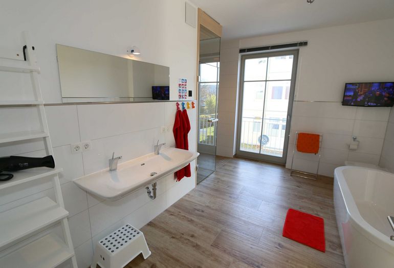 helles Badezimmer mit Badewanne helles Badezimmer mit Badewanne