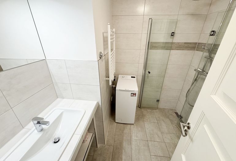 innenliegendes Badezimmer mit ebenerdiger Dusche und Waschbecken