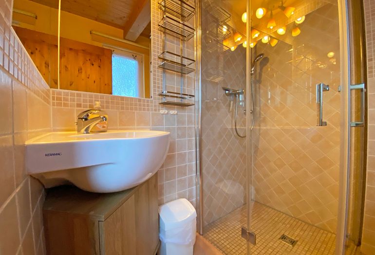 Badezimmer unten mit Waschbecken und WC Badezimmer unten mit Waschbecken und WC