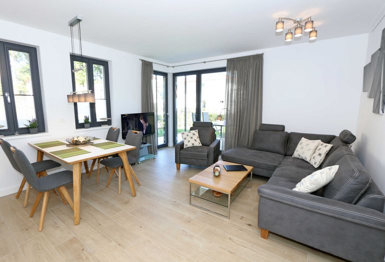 modernes Wohnzimmer mit großer Couch