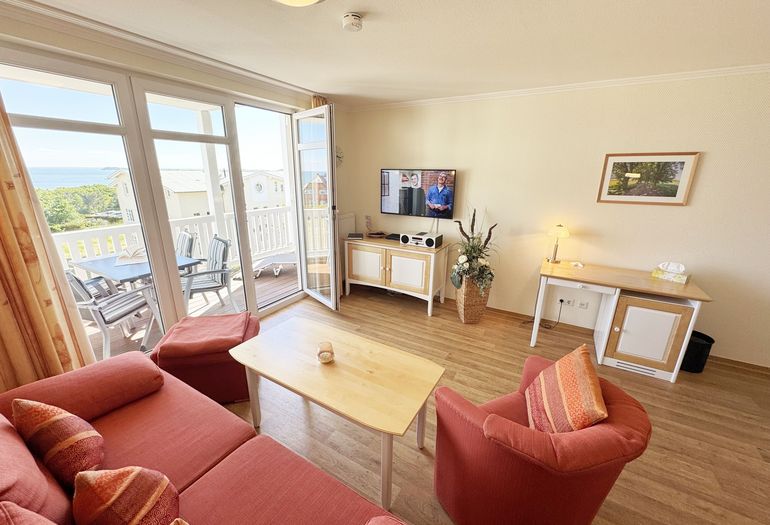 großzügiges Wohnzimmer mit Smart-TV und Couch großzügiges Wohnzimmer mit Smart-TV und Couch