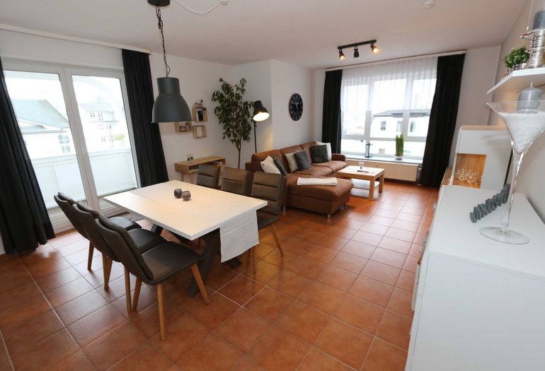 Wohnzimmer mit Esstisch