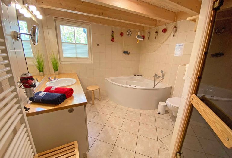 großes Badezimmer mit Sauna