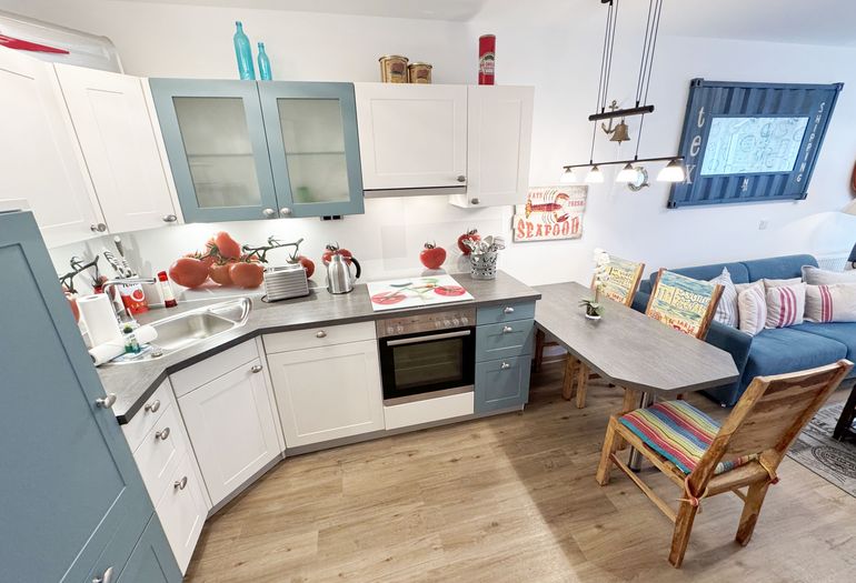 Küchenzeile mit anderen praktischen Küchenhelfern