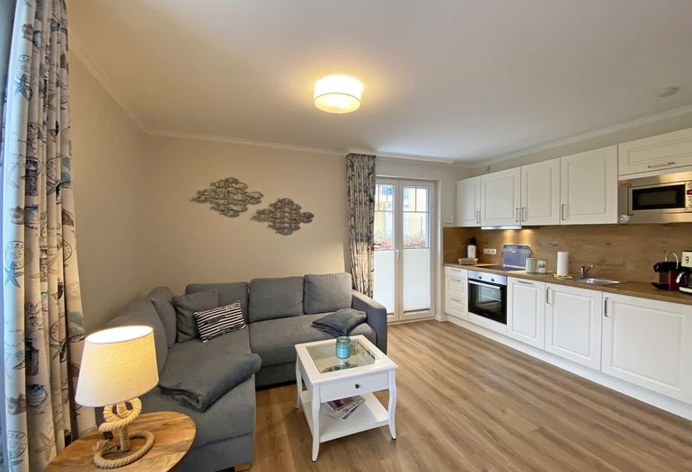 Wohnzimmer mit gemütlicher Couch