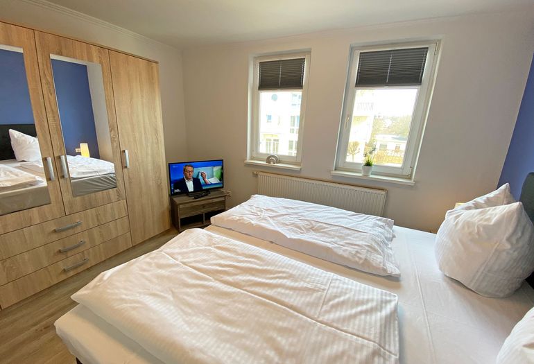 1. Schlafzimmer mit Kleiderschrank 1. Schlafzimmer mit Kleiderschrank