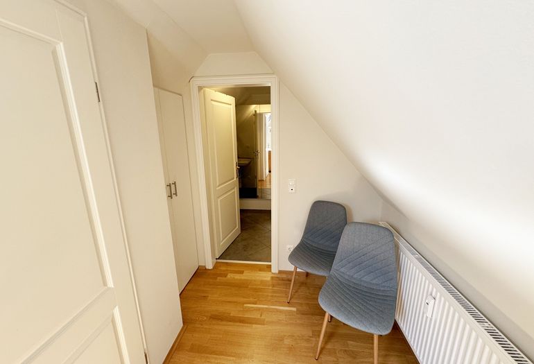2. Schlafzimmer mit angrenzendem Gäste-WC