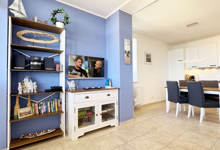 gemütlicher Wohnbereich mit Anrichte