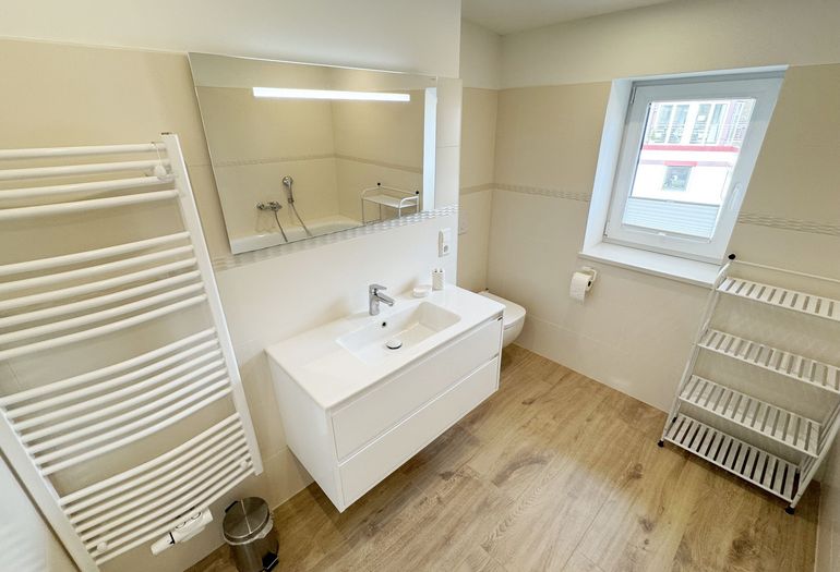Badezimmer mit Waschplatz