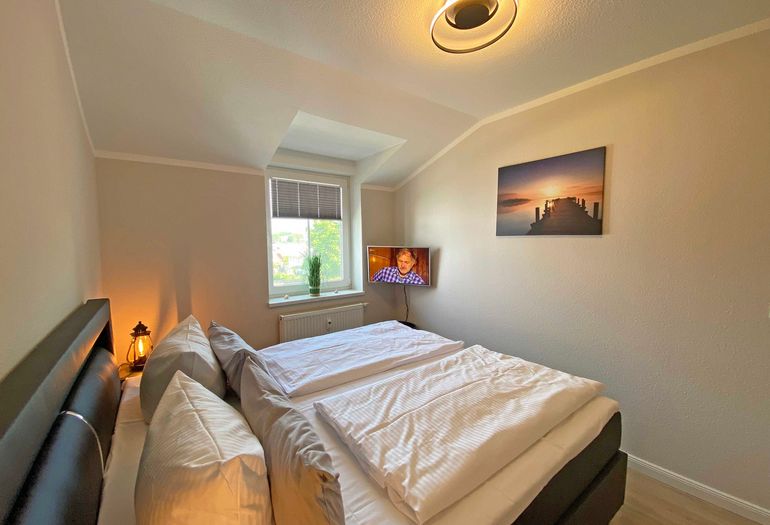 1. Schlafzimmer mit TV
