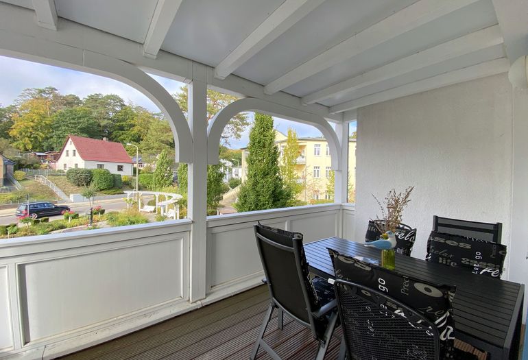 bestuhlter Balkon in ruhiger Lage