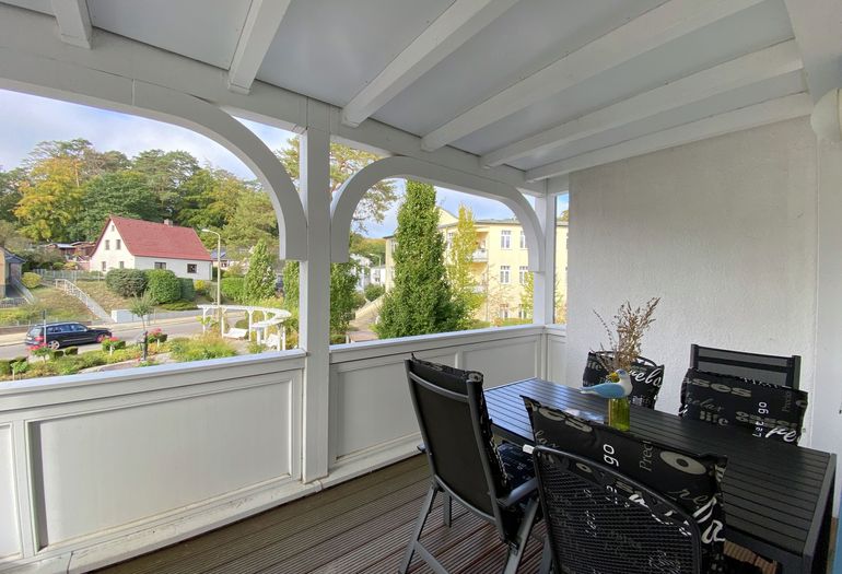 bestuhlter Balkon in ruhiger Lage