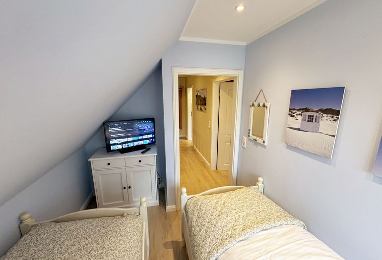 kleines Schlafzimmer mit TV und Blick in den oberen Flurbereich kleines Schlafzimmer mit TV und Blick in den oberen Flurbereich