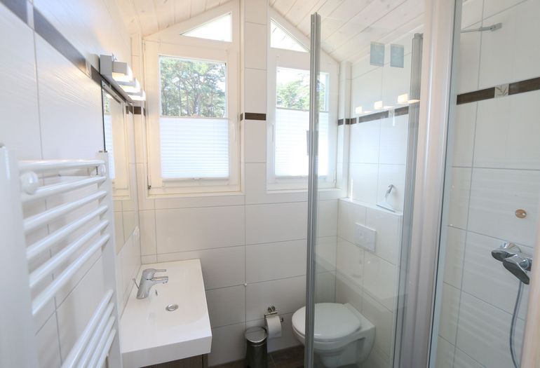 Badezimmer mit Dusche im Obergeschoss