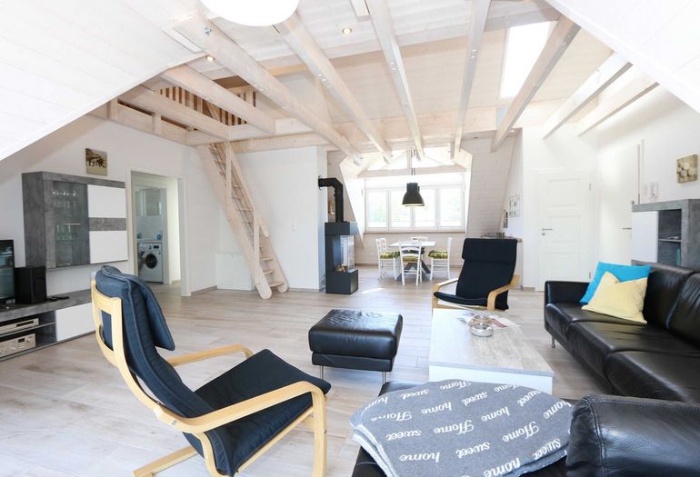 großes Wohnzimmer mit Couch