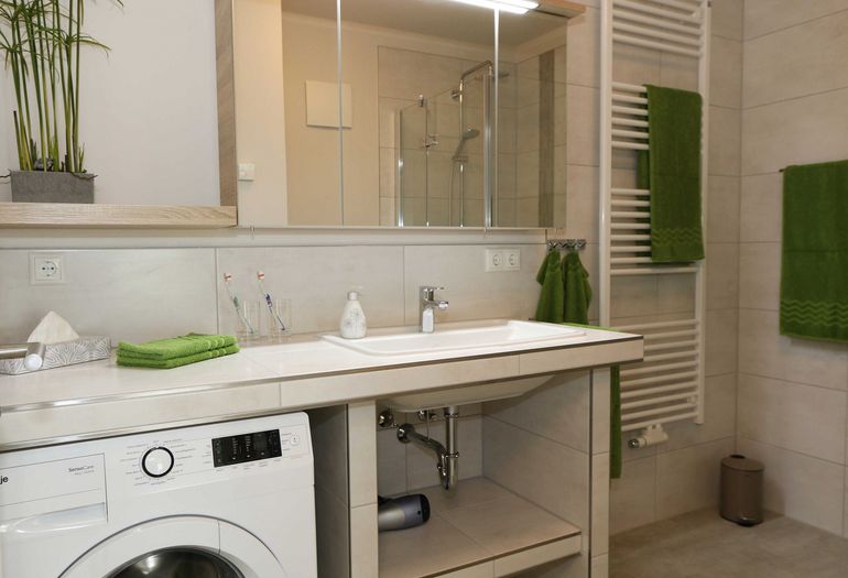 modernes Badezimmer mit Waschmaschine modernes Badezimmer mit Waschmaschine