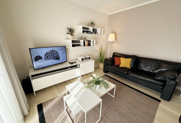 gemütlicher Wohnbereich mit großer Couch