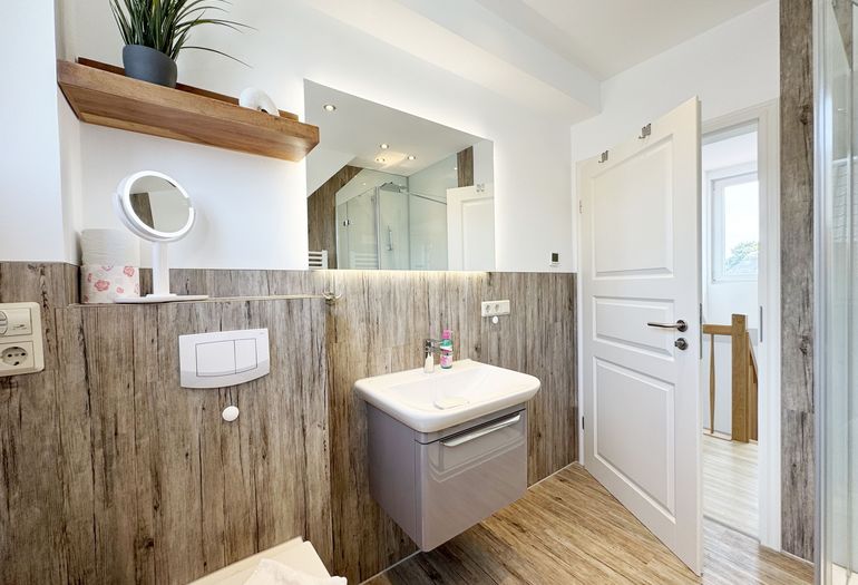 2. Tageslichtbad mit Waschbecken