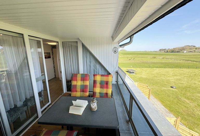 Balkon mit Blick auf die Wiese Balkon mit Blick auf die Wiese