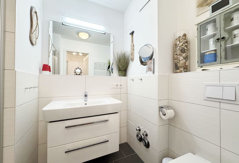 innenliegendes Badezimmer mit Waschbecken