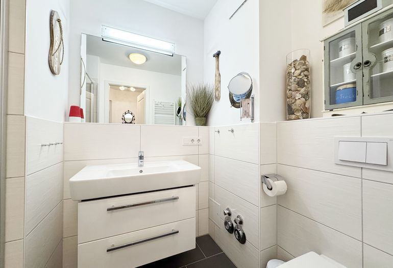 innenliegendes Badezimmer mit Waschbecken
