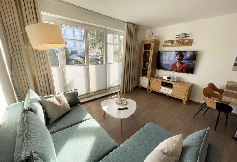 Wohnzimmer mit gemütlicher Couch Wohnzimmer mit gemütlicher Couch