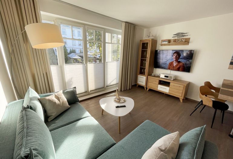 Wohnzimmer mit gemütlicher Couch Wohnzimmer mit gemütlicher Couch