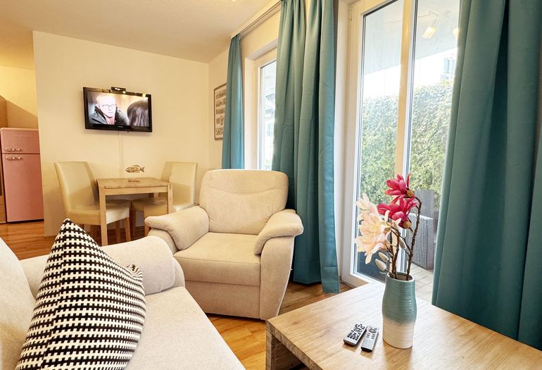 Couchbereich mit Blick auf den Essbereich und TV