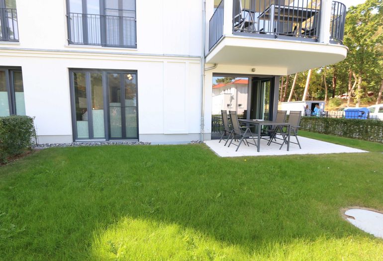 bestuhlte Terrasse mit Gartenanteil