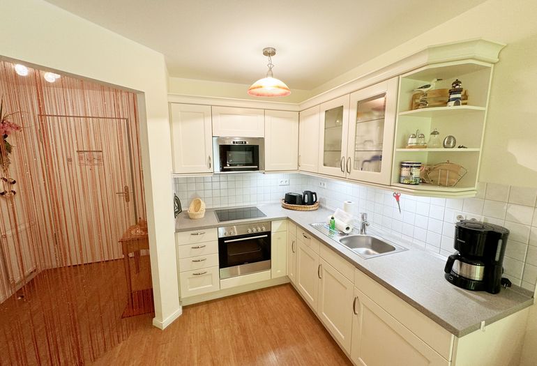 Küchenzeile mit Mikrowelle