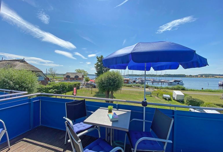 bestuhlter Balkon mit Blick zum Selliner See bestuhlter Balkon mit Blick zum Selliner See