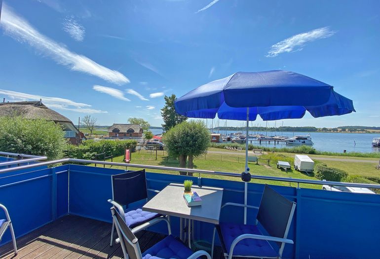 bestuhlter Balkon mit Blick zum Selliner See