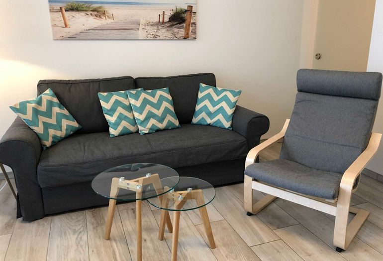 Wohnzimmer mit Couch und Relax Sesel