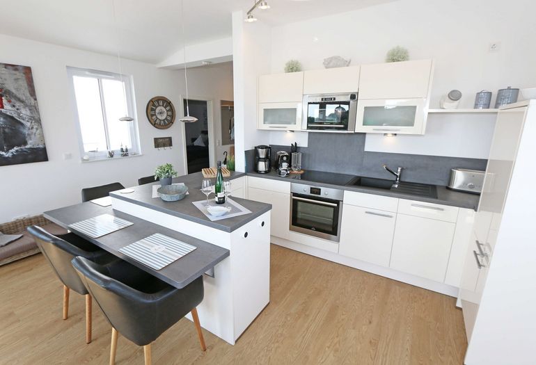 Küchenzeile mit Backofen