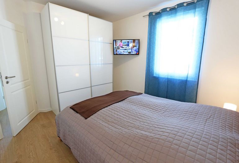 1. Schlafzimmer mit TV-Gerät