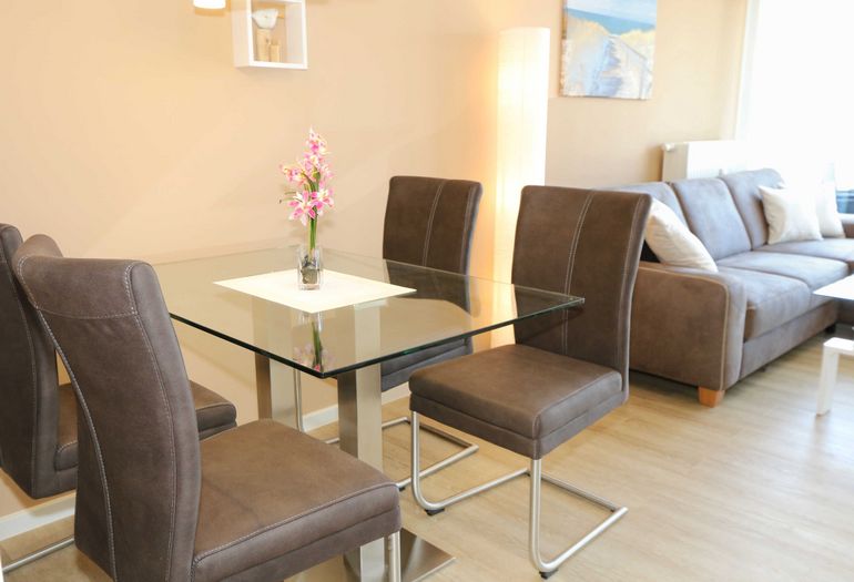 Esstisch angrenzend an die Couch