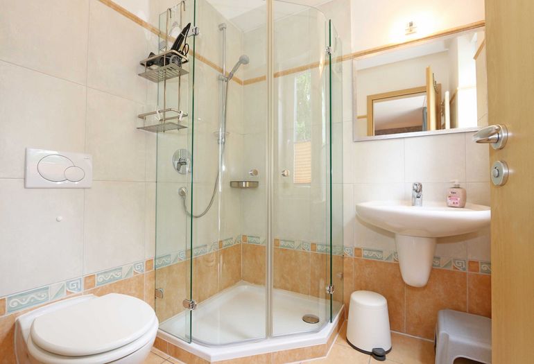 1. Bad mit Dusche und WC 1. Bad mit Dusche und WC