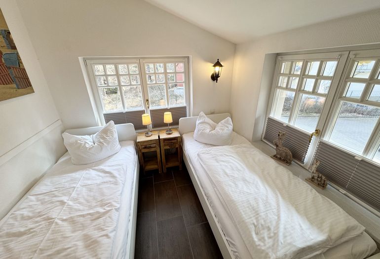 2.Schlafzimmer mit Einzelbetten mit Nachttischablagen