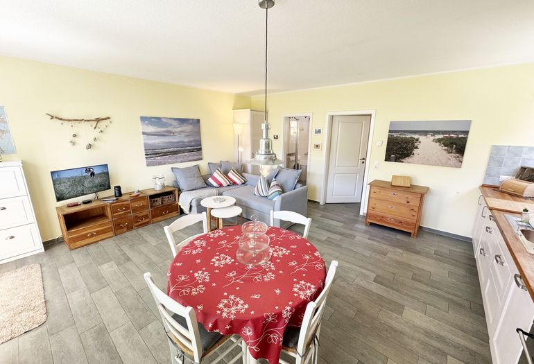 gemütlicher Wohnbereich mit TV-Board mit Smart-TV