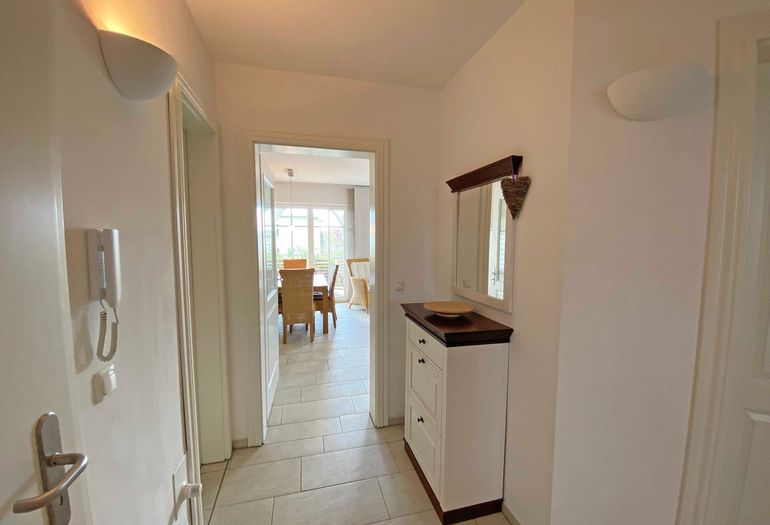 Flur mit Spiegel und kleiner Kommode Flur mit Spiegel und kleiner Kommode